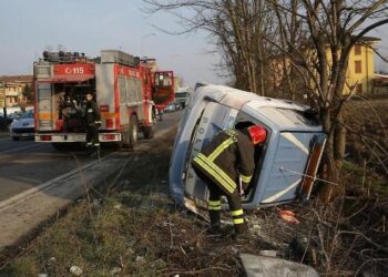 Auto polizia si ribalta durante inseguimento nel reggino, feriti due militari