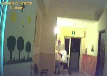 Maltrattamenti in casa famiglia a Crotone, in manette ultimo dirigente