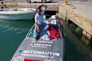 Marco Amoretti sull'autobarca Maserati a Cirò Marina (1)
