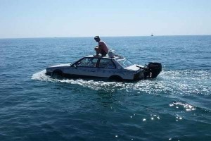 Marco Amoretti sull'autobarca Maserati a Cirò Marina (3)