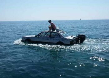 La Maserati che viaggia sul mare fa tappa a Ciro’ Marina