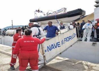 Arrivata nel porto di Crotone nave con 190 migranti