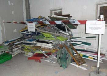 Sgombrati ombrelloni abusivi a Roseto Capo Spulico