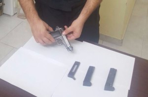 Pistola e caricatori sequestrati