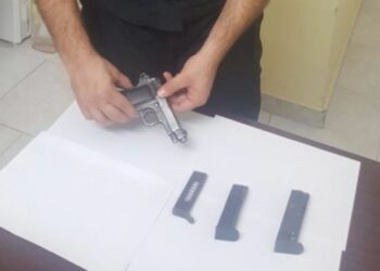 Pistola e caricatori nascosti in casa di campagna, arrestato 70enne a Scandale
