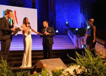 Solidarieta’ e spettacolo, successo a Isola per il premio ‘A braccia aperte’