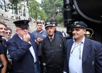 Riparte il treno della Sila, Oliverio capostazione