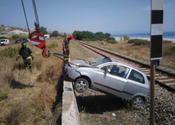 SS106, auto si ribalta e finisce sui binari ferroviari