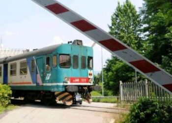 Ciro’ Marina, ancora passaggi a livello aperti col treno che passa