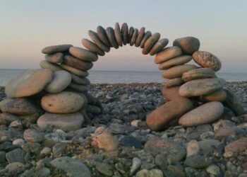 Stone balancing a Crotone, l’arte zen delle pietre in equilibrio