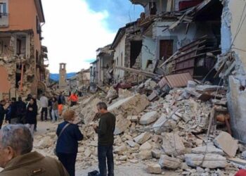 Terremoto, morti: si scava tra le macerie. Dalla Calabria pronti a intervenire