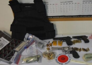 Scoperto arsenale in vecchia casa abbandonata a Papanice