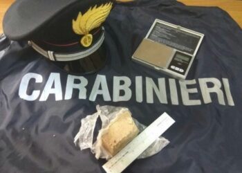 Sotto il sedile sasso di eroina, in manette due crotonesi