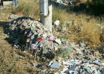 Sorpreso mentre scarica inerti, multa da 500 euro a Cutro