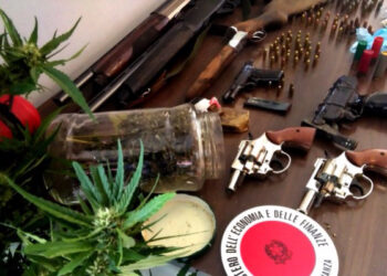 Arsenale pronto all’uso scoperto nel cosentino: pistole, fucili e oltre 100 munizioni