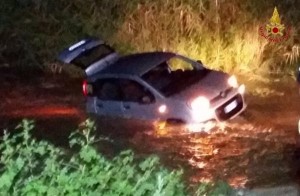 auto-nel-fiume
