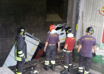 Camion rifiuti precipita in vasca di raccolta, si salva conducente
