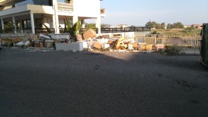 rifiuti lungo alcune strade