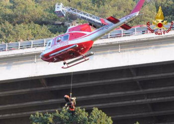 Donna si getta da viadotto, trovata viva dopo un volo di 60 metri
