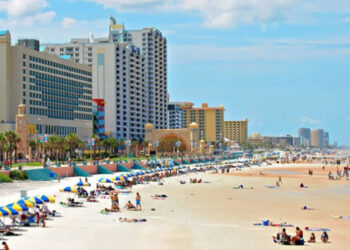 Prometteva l’acquisto di case in Florida, 19 investitori truffati: 4 denunce