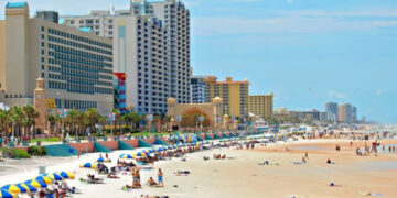 Prometteva l’acquisto di case in Florida, 19 investitori truffati: 4 denunce