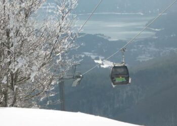 Il nuovo impianto sciistico di Lorica nel mirino dei vandali