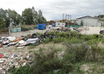 Deposito rifiuti fuori dall’isola ecologica a Mesoraca