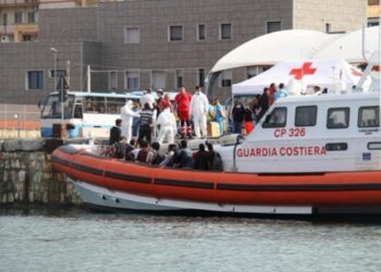 Salvati 300 migranti al largo di Isola Capo Rizzuto