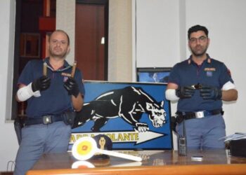 Picchiano e rapinano gambiano, due arresti a Crotone
