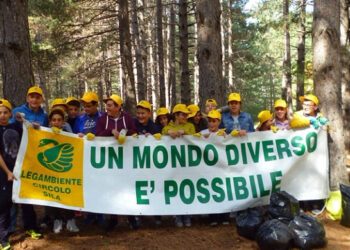 ‘Puliamo il mondo’, giovani ripuliscono villetta a San Giovanni in Fiore