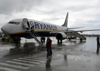 Volo Ryanair Lamezia-Roma dirottato a Pisa: impossibile atterrare