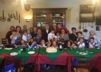 Scuola ‘Siciliani’ visita le cantine del cirotano con il vescovo Stagliano’