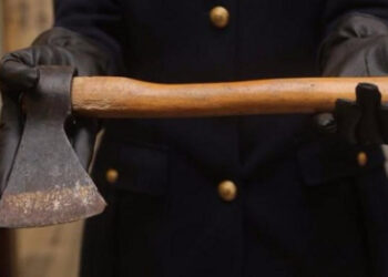 Lancia ascia contro passante, paura a Cosenza