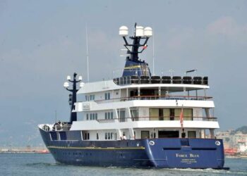 Avvistato al largo di Crotone ‘Force Blue’, lo yacht di Flavio Briatore
