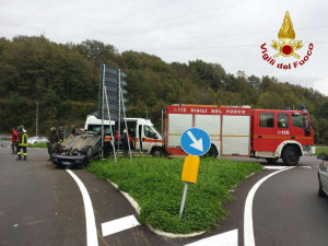 auto-sulla-ss182-si-ribaltata-alluscita-di-chiaravalle-centrale