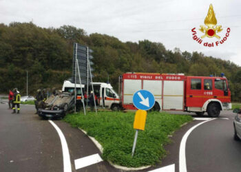 Auto sulla SS182, si ribaltata all’uscita di Chiaravalle Centrale