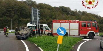 Auto sulla SS182, si ribaltata all’uscita di Chiaravalle Centrale