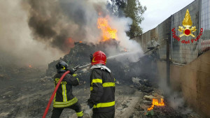 incendio-discarica-a-san-mauro-marchesato1