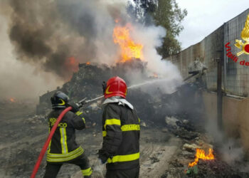 Incendio discarica a San Mauro Marchesato