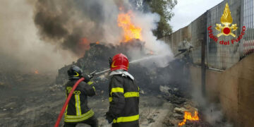 Incendio discarica a San Mauro Marchesato