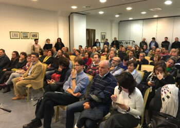 Sala gremita a Cosenza per l’evento #IoDicoNo del Movimento 5 Stelle