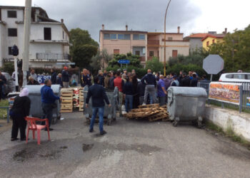 42 migranti in una struttura ricettiva a Mandatoriccio, bloccato passaggio a livello a le Ginestre