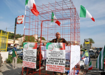Protesta in corso sulla SS106 con mezzi Agricoli e Camion verso Crotone
