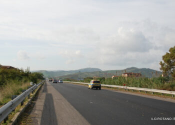 Protesta in corso sulla SS106 con mezzi Agricoli e Camion verso Crotone