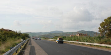 Protesta in corso sulla SS106 con mezzi Agricoli e Camion verso Crotone