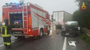 vigili-del-fuoco-incidente-stradale-sulla-ss-106-nel-comune-di-isola-capo-rizzuto1