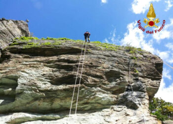 Addestramento dei Vigili del fuoco, recupero ad una profondità di 80 metri