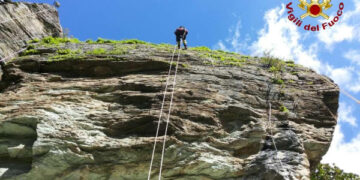 Addestramento dei Vigili del fuoco, recupero ad una profondità di 80 metri