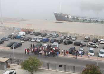 Protesta del ceto peschereccio davanti alla Capitaneria di Porto di Crotone