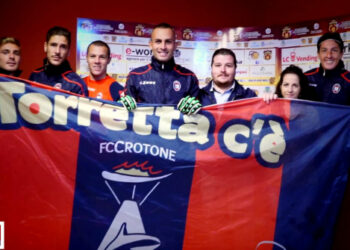 Torretta e Crotone calcio uniti dalla VBR… su un maxi divano di 9 metri